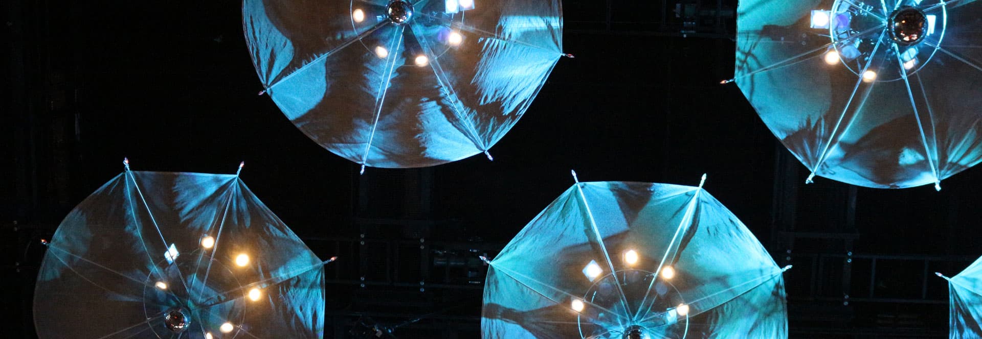 parapluies-eclairage-scene-concert
